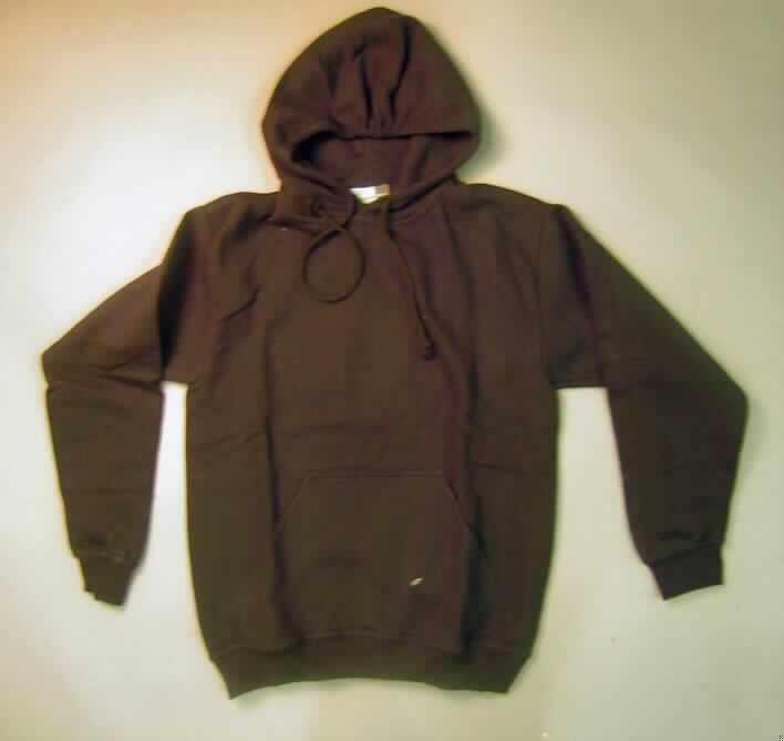 Blousonähnliches Kleidungsstück für Männer, sog. Kapuzensweater, Artikel-Nummer 2180F, Größe S, 
siehe beigefügtes Foto,
- aus 1,8 mm dicken, einfarbigen, einseitig (Innenseite) gerauten Gewirken aus lt. Antrag 
  80 % Baumwolle und 20 % Polyester (synthetische Chemiefasern),
- mit Kapuze mit einer Überlappung der Kapuzenränder von links über rechts (Männerkleidung);
  mit eingezogener Kordel,
- ohne Öffnung und ohne Verschluss (somit kein Blouson),
- über die Taille reichend (Rückenlänge: 67 cm),
- mit langen Ärmeln, die über den unteren Rand des Kleidungsstücks hinausreichen; an den
  Ärmelenden mit gerippten Bündchen, 
- vorn mit einer großen, aufgesetzten Kängurutasche unterhalb der Taille,
- am unteren Rand mit einem angesetzten, doppelt gearbeiteten, verengenden, gerippten 
  Bund,
- aufgrund des Schnitts und der Ausstattung handelt es sich um ein blousonähnliches 
  Kleidungsstück (somit kein Pullover der Position 6110).