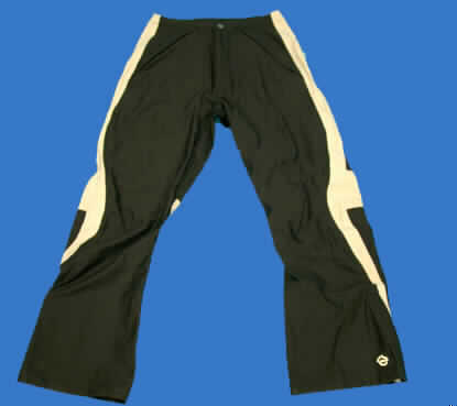 Lange Hose für Männer, sog. Damen Multi Sport Hosen, W's Venture Pant, Style 4313,
Größe MD, siehe Foto,
- lt. Untersuchungsergebnis aus 0,8 mm dicken, dreilagigen Flächenerzeugnissen mit
  Außenlagen aus Gewirken aus lt. Antrag 100 % synthetischen Chemiefasern und einer
  Zwischenlage aus Kunststoff, die im Querschnitt nicht mit bloßem Auge wahrnehmbar
  ist (nicht aus Meterware der Pos. 5903 und damit keine Kleidung der Pos. 6113); 
  an den Seiten und im Bereich der Kniekehlen mit schmalen Einsätzen aus 0,5 mm 
  dicken, dreilagigen Flächenerzeugnissen mit einer charakterbestimmenden Außenlage aus 
  Geweben und einer Innenlage aus Gewirken aus lt. Antrag 100 % synthetischen Chemie-
  fasern Zwischenlage aus Kunststoff, die im Querschnitt nicht mit bloßem Auge wahr-
  nehmbar ist (nicht aus Meterware der Pos. 5903),
- in der Taille abschließend, mit einem angesetzten Taillenbund,
- vorn mit einer Öffnung mit Reißverschluß und einer Patte von links über rechts
  (Männerkleidung),
- vorn mit schräg eingesetzten Taschen mit Reißverschluß, durch Patten verdeckt,
- mit knöchellangen Hosenbeinen; an den Beinabschlüssen gesäumt, mit ca. 20 cm 
  hoch reichenden Öffnungen mit Reißverschluß und erweiterndem Einsatz.