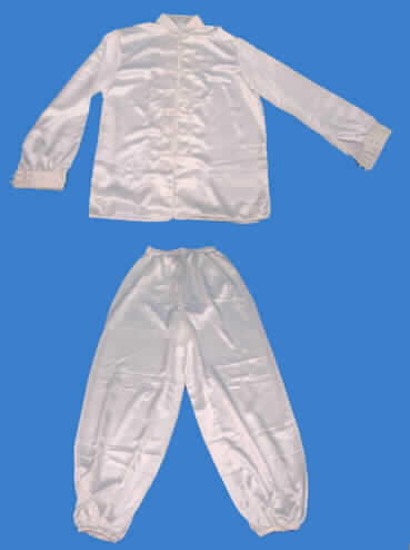 Kombination (Hemdbluse und lange Hose) für Frauen , sog. Tai Ji Trainingsanzüge,  
in Erwachsenengröße, s. Abb.;
- im Polybeutel gemeinsam für den Einzelverkauf aufgemacht,
- aus 0,2 mm dicken, einfarbigen (weiß), glänzenden Geweben in Atlas-Bindung aus lt. 
  Untersuchungsergebnis synthetischen Chemiefasern (sog. chinesische Kunstseide),
- vollständig aus ein und demselben Flächenerzeugnis hergestellt und gleich in Struktur, Stil,
  stofflicher Zusammensetzung, Farbe und Größe,
- Hemdbluse:
-- über den Schritt reichend (Rückenlänge: 78 cm),
-- mit einem Stehkragen,
-- vorn mit einer durchgehenden Öffnung mit einem Schlaufen-/ Knotenverschluß von rechts 
   über links (Frauenkleidung); u. a. aufgrund des Verschlußsystems kein Trainingsanzug
   der Pos. 6211; der letzte Verschluß befindet sich 21 cm oberhalb des unteren Randes,
   damit nicht schrittbedeckend, somit u.a. kein Kleid,
-- mit langen Ärmeln, mit manschettenartigen Abschlüssen, jeweils mit 2  Schlaufen-/ 
   Knotenverschlüssen,
-- mit 15 cm hoch reichenden Seitenschlitzen,
-- an allen Rändern mit einem Gewebestreifen eingefaßt,
- lange Hose:
-- in der Taille abschließend, mit einem elastischen Taillenbund und Kordelzug,
-- ohne Öffnung und ohne Verschluß, 
-- mit knöchellangen, weiten Hosenbeinen, an den Beinabschlüssen mit elastischen
   Bändern gerafft,
-- mit einer aufgesetzten offenen Gesäßtasche und einer offenen Innentasche.