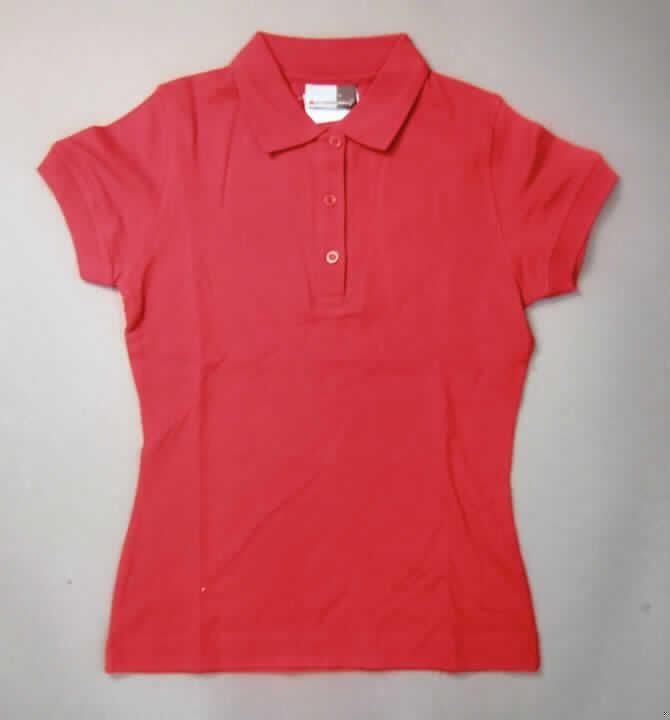 Hemdbluse für Frauen, sog. Kurzarm Polo, Artikel-Nummer 4150F, Größe S, siehe beigefügtes Foto,
- aus 0,7 mm dicken, einfarbigen Gewirken aus lt. Antrag 92 % Baumwolle und 8 % Elasthan
  (Elastomergarn; synthetische Chemiefasern); mit durchschnittlich mehr als 10 Maschen je
  linearen Zentimeter in jeder Richtung,
- ungefüttert,
- über die Taille reichend (Rückenlänge: 58 cm),
- mit einem runden, halsnahen Halsausschnitt mit einem gerippten Umlegekragen,
- vorn mit einer nicht durchgehenden Öffnung mit Knopfverschluss von rechts über links
  (Frauenleidung),
- mit kurzen Ärmeln,
- am unteren Rand durch Umschlagen und Festnähen gesäumt,
- den Hemden für Männer entsprechend zugeschnitten,
- erfüllt aufgrund der Art, der Dicke und der Maschenzahl des Gewirkes die Bedingungen zur
  Einreihung als Hemdbluse.