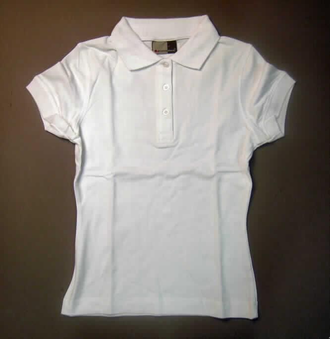 Hemdbluse für Frauen, sog. Kurzarm Polo, Artikel-Nummer 4150, Größe S, siehe beigefügtes Foto,
- aus 0,7 mm dicken, einfarbigen Gewirken aus lt. Antrag 92 % Baumwolle und 8 % Elasthan
  (Elastomergarn; synthetische Chemiefasern); mit durchschnittlich mehr als 10 Maschen je
  linearen Zentimeter in jeder Richtung,
- ungefüttert,
- über die Taille reichend (Rückenlänge: 57 cm),
- mit einem runden, halsnahen Halsausschnitt mit einem gerippten Umlegekragen,
- vorn mit einer nicht durchgehenden Öffnung mit Knopfverschluss von rechts über links
  (Frauenleidung),
- mit kurzen Ärmeln,
- am unteren Rand durch Umschlagen und Festnähen gesäumt,
- den Hemden für Männer entsprechend zugeschnitten,
- erfüllt aufgrund der Art, der Dicke und der Maschenzahl des Gewirkes die Bedingungen zur
  Einreihung als Hemdbluse.