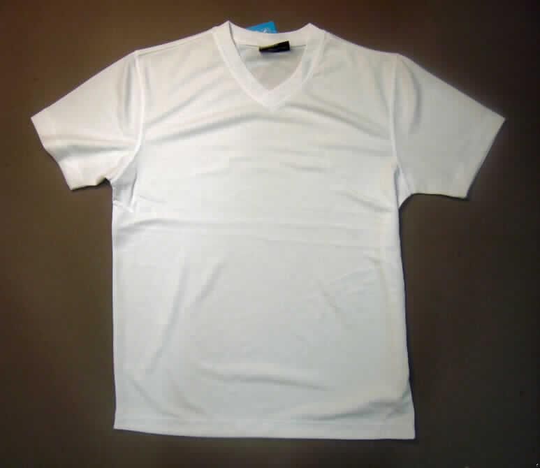T-Shirt, sog. T-Shirt, Artikel-Nummer 3550, Größe S, siehe beigefügtes Foto,
- aus 0,7 mm dicken, leichten, einfarbigen Gewirken aus lt. Antrag 100% Polyester
  (synthetische Chemiefasern), 
- über die Taille reichend (Rückenlänge: 67 cm),
- mit einem halsnahen, V-förmigen Halsausschnitt; vorn am Halsausschnitt mit einer
  nicht festgenähten Randeinfassung mit Überlappung von links über rechts,
- ohne Öffnung und ohne Verschluss,
- mit kurzen, enganliegenden Ärmeln,
- am unteren Rand durch Umschlagen und Festnähen gesäumt.