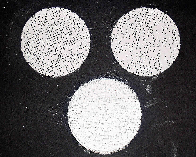 Waren aus Gips, in Form einer aus verschiedenen Stoffen zusammengesetzten Ware, sog. 
"fischer Reparaturflies FIX.it", Art.-Nr. 92507, siehe Foto, bestehend aus 
- einem runden Zuschnitt (Durchmesser ca. 6 cm) aus einem undichten Baumwollgewebe 
  (konfektioniert), andere konfektionierte Spinnstoffware, 
- vollständig (beidseitig) mit Gips versehen, 
- der Gips bestimmt aufgrund seiner Bedeutung in Bezug auf die Verwendung den Charakter 
  der zusammengesetzten Ware, 
- Reparaturvlies für ausgerissene, zu groß oder unsauber gebohrte Bohrlöcher; das Spezial- 
  vlies wird mit Wasser befeuchtet, um den Dübel gewickelt und in das ausgerissene Bohr- 
  loch geschoben, der Gips härtet nach 3 Minuten aus, 
- 10 Reparaturvliese in einer Pappschachtel gemeinsam verpackt, in Aufmachung für den 
  Einzelverkauf.