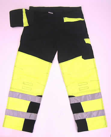 Lange Hose (Arbeitshose) für Männer, sog. Warnschutz-Bundhose (Art. 22726 MARIO), Größe 52, siehe Foto,
- aus 0,5 mm dicken, strapazierfähigen, signalfarbenen Geweben aus lt. Antrag 60% Baum-
  wolle und 40% Polyester (synthetische Chemiefasern),  
- in der Taille abschließend mit einem angesetzten Bund mit breiten Gürtelschlaufen,
- vorn mit einer bis zum Schritt reichenden Öffnung mit Reißverschluss und Patte von links
  über rechts (Männerkleidung), die im Bund mit einem verdeckten Druckknopf geschlossen 
  wird,
- mit zwei Eingrifftaschen vorn, zwei aufgesetzten Gesäßtaschen, zwei aufgesetzten Bein- 
  taschen, einer Zollstocktasche und einer Hammerschlaufe auf den Hosenbeinen; unterhalb
  des Bundes zusätzlich mit zwei mit Reißverschluss befestigten, abtrennbaren sog. Nagel- 
  taschen, die bei Bedarf in die Eingrifftaschen eingeschoben werden können,
- auf den Knien mit einem ca. 30 cm x 30 cm großen, aufgenähten Zuschnitt, in den ein sog. 
  Kniepolster eingeschoben werden kann und der am unteren, offenen Rand mit zwei Klett- 
  streifen geschlossen wird,
- unterhalb der Knie mit aufgenähten, reflektierenden Streifen aus mit metallisierten Mikro- 
  kügelchen überzogenen Geweben der Position 5907,
- mit knöchellangen Hosenbeinen; an den Abschlüssen 7 cm nach innen umgeschlagen und 
  gesäumt, 
- aufgrund des strapapzierfähigen Materials, des zweckbestimmten Zuschnitts (weit), der 
  Ausstattung (u. a. Kniepolstertasche, Nageltasche) und des Gesamteindrucks ist die Hose
  erkennbar dazu bestimmt, ausschließlich oder hauptsächlich zum Schutz der Person und / 
  oder der Kleidung bei der Ausübung einer beruflichen Tätigkeit getragen zu werden.