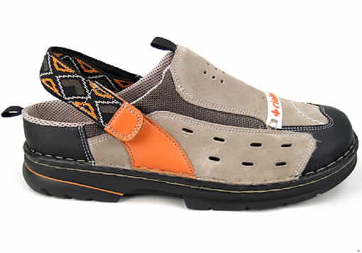Freizeitschuhe; lt. Antrag: Kinder Sandale - siehe Bild
- mit Laufsohlen aus Kunststoff (lt. Antrag),
- mit Oberteil aus Leder (den größten Teil der Aussenfläche bildend) und Kunststoff 
  (Spinnstoff mit einer mit blossem Auge wahrnehmbaren Aussenschicht aus Kunststoff) und 
  Spinnstoff,
- mit nicht geschlossenem Blatt (jeweils 2 kleine Luftlöcher auf jeder Seite des Blattes),
- mit Verstärkungsteilen aus Kunststoff,
- ohne Metallschutz in der Vorderkappe,
- nicht den Knöchel bedeckend,
- mit Absatz unter 3 cm ,
- mit einer Länge der Innensohle von mehr als 24 cm,
- nicht als Männer- oder Frauenschuhe erkennbar,
- mit Fersenriemen