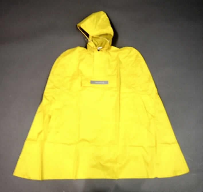 Umhang aus Geweben der Position 5903, für Knaben, sog. Movecs-Regencape (Modell CO-05/R), Größe 164, siehe Foto,
- aus 0,3 mm dicken, einfarbigen, einseitig (Innenseite) mit einer geprägten Kunststofffolie (kein Zellkunststoff)
  versehenen Geweben der Position 5903,
- ungefüttert,
- über den halben Oberschenkel hinausreichend (Rückenlänge: 90 cm),
- mit einer angenähten Kapuze, mit Kordelzug; auf jeder Seite mit einem Einsatz aus klarsichtigem Kunststoff 
  zur Erweiterung des Gesichtsfeldes,
- vorn mit einer unterlegten, kurzen Öffnung mit Reißverschluss, mit einer von links auf rechts überlappenden
  Patte (Knabenkleidung),
- mit einer Brusttasche, in der die Ware verstaut und mit elastischen Bändern um die Taille getragen werden 
  kann; mit Reißverschluss und Patte,
- vorn mit Armöffnungen mit Klettverschluss
- an allen Ränder durch Umschlagen und Festnähen gesäumt.