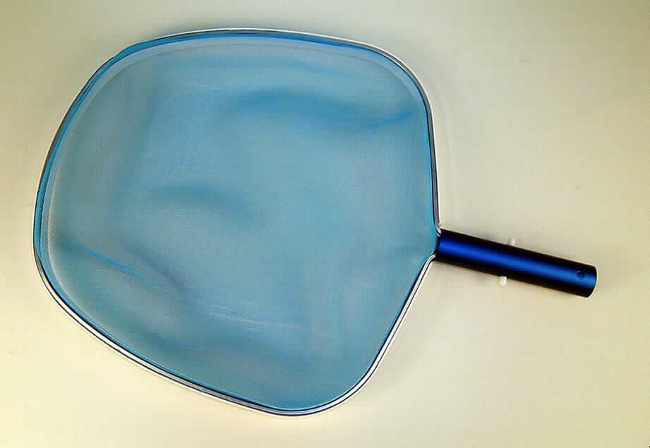 Konfektioniertes Netz (lt. Antrag: "Laubkescher, flache Ausführung, Teil AQ6001", siehe Foto)
- bestehend aus einem aluminiumverstärkten Rahmen (Abmessungen: 50 x 34 cm) mit 
  Kunststoffeinfassung, 
- in den ein Netz aus undichten Geweben, mit offenen, nicht verschiebbaren Zellen 
  (ca. 2 x 2 mm) aus Filamenten aus synthetischen Spinnstoffen 
  (lt. ergänzenden Antragsangaben: Nylon/Polyamid) eingearbeitet ist,
- am unteren Ende mit einer Auffnahmevorrichtung für einen Stiel versehen,
- verpackt in einem klarsichtigen Polybeutel,
- in Bezug auf die Verwendung (Laubkescher für Schwimmbäder) bestimmt der Spinnstoff
  den Charakter der Ware,
- keine Ware der Pos. 9507, da zur Laubreinigung von Schwimmbädern bestimmt
