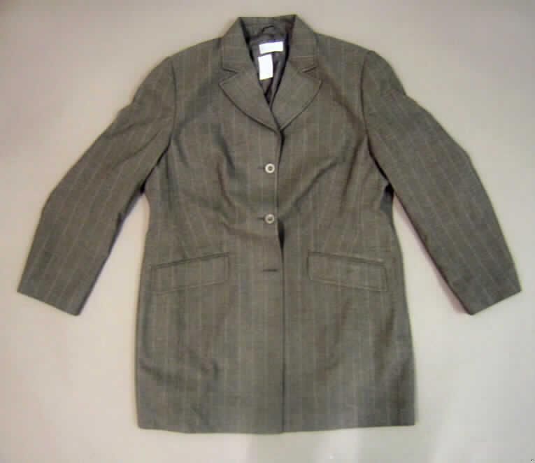 Jacke für Frauen, sog. Gehrock, Art. Nr. 642822 Größe 38, siehe Foto,
- aus 0,6 mm dicken, buntgewebten (Nadelstreifen) Geweben aus laut Antrag 64% Polyester, 3 % Elastan
  (beides synthetische Chemiefasern) und 33% Viskose (künstliche Chemiefasern),
- in Bahnen gearbeitet (vier Vorder- und vier Rückenbahnen),
- mit Reverskragen; mit langen Ärmeln; leicht gefüttert,
- über den Schritt, aber nicht über den halben Oberschenkel reichend (Rückenlänge im
  getragenem Zustand: 83 cm),
- vorn durchgehend von rechts auf links geknöpft (Frauenkleidung), der letzte Knopf befindet
  sich 35 cm oberhalb des unteren Randes, das Kleidungsstück kann daher nicht ohne ein
  weiteres den Unterkörper bedeckendes Kleidungsstück getragen werden (u.a. daher kein
  Kleid),
- mit zwei eingesetzten Taschen unterhalb der Taille (u.a. daher keine Hemdbluse),
- am unteren Rand durch Umschlagen und Festnähen gesäumt,
- wird aufgrund der Ausstattung (leichtes Taftfutter), des Materials und des körpernahen
  Schnitts nicht als äußerstes Kleidungsstück über jeder anderen Bekleidung und zum 
  Schutz gegen das Wetter getragen (u.a. auch deshalb kein Kurzmantel der Position 6202).