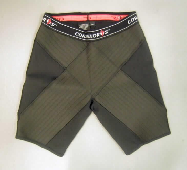 Miederhose, sog. Coreshorts, Größe L, siehe beigefügtes Foto,
- aus verschiedenen 1,1 mm bzw. 1,4 mm dicken, einfarbigen, festen Gewirken aus lt. Etikett
  89% Nylon und 11% Lycra (Elastomergarn) bzw. 90% Polyester und 10% Dorlastan (Elastomergarn;
  alles synthetische Chemiefasern); gefüttert,
- als klassische, lange Miederhose gearbeitet (Seitenlänge: 41 cm),
- vorne und hinten mit über Kreuz verlaufenden, diagonal eingesetzten Zuschnitten,
- am oberen Rand mit einem elastischen Band ausgestattet, 
- mit elastischen Beinabschlüssen,
- besitzt aufgrund der Materialzusammensetzung, der Schnittform (klassische, lange 
  Miederhose), der Konstruktion und Verarbeitung die Eigenschaft, gewisse Teile des
  Körpers zu stützen,
- dient lt. Antrag als sog. Stützbandage in Hosenform zur Rehabilitation nach Hüft- oder
  Beckenoperationen und bei Bandscheibenleiden,
- nach der Materialbeschaffenheit und der Ausstattung handelt es sich nicht um eine 
  orthopädische Vorrichtung der Position 9021, da sich die Stützfunktion ausschließlich
  aus der Elastizität der Spinnstoffe ergibt.