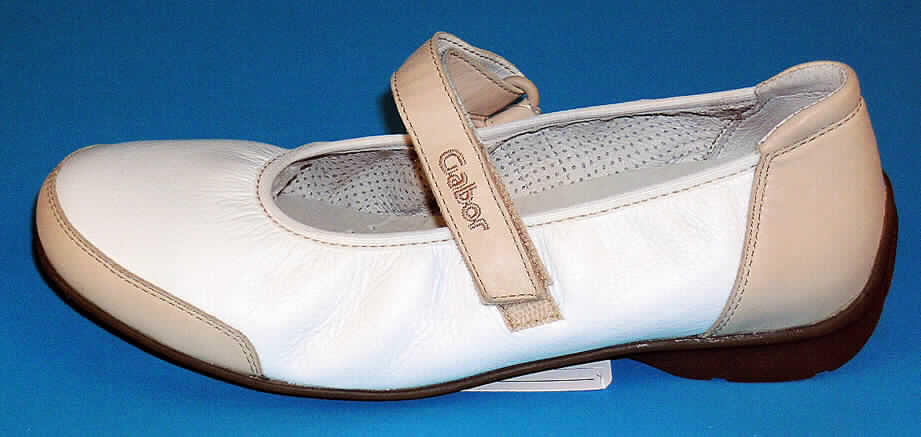 Freizeitschuhe (siehe Foto)
- mit Laufsohlen aus (lt. Antrag) Kautschuk,
- mit einem weit ausgeschnittenen Oberteil (Pumpsschnitt/geschlossenes Blatt) 
  aus Leder; auf das Oberteil sind an mehreren Stellen Stücke aus Leder als 
  Verstärkungsteile aufgesetzt,
- mit einem schmalen Klettververschlussriemen über dem Spann,
- ohne Metallschutz in der Vorderkappe,
- nicht den Knöchel bedeckend,
- mit einer Länge der Innensohle von mehr als 24 cm,
- für Frauen,
- nach Form, Schnitt und Ausstattung nicht für Sportzwecke geeignet (die lange 
  Einschlupföffnung und das kurze Vorderblatt gewährleisten nicht die erforderliche 
  Stabilität für den Fuß im Schuh)