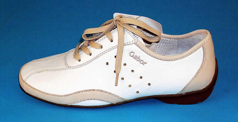 Freizeitschuhe (siehe Foto)
- mit Laufsohlen aus (lt. Antrag) Kautschuk,
- mit Oberteil (geschlossenes Blatt) aus Leder; auf das Oberteil sind an mehreren Stellen 
  Stücke aus Leder als Verstärkungsteile aufgesetzt,
- mit Schnürverschluss,
- ohne Metallschutz in der Vorderkappe,
- nicht den Knöchel bedeckend,
- mit einer Länge der Innensohle von mehr als 24 cm,
- mit Absatz,
- für Frauen,
- nach Form, Ausstattung und Schnitt kein trainingsschuhähnlicher Schuh (u.a. spezielle
  Sohlen- und Absatzgestaltung, Verzierungen mit reflektierenden Strasssteinchen)