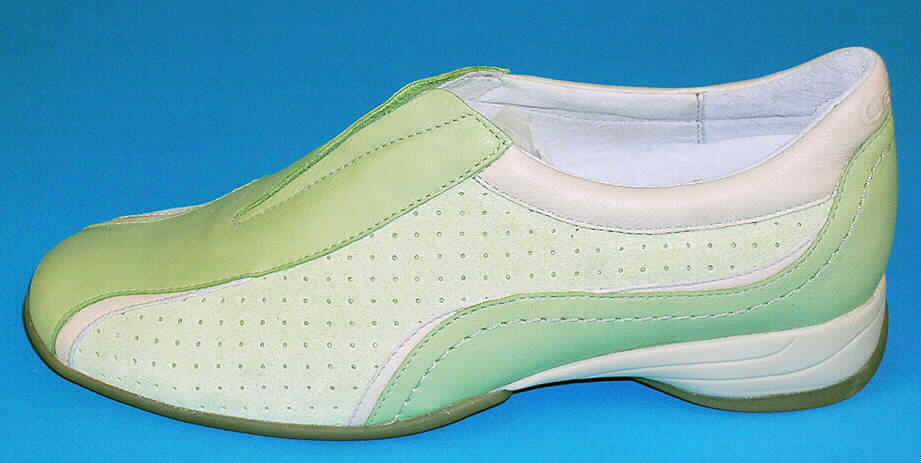 Freizeitschuhe (siehe Foto)
- mit Laufsohlen aus (lt. Antrag) Kautschuk,
- mit Oberteil (geschlossenes Blatt) aus Leder, ausgestattet mit einem eingesetzten 
  elastischen Band über dem Spann (dehnbare Einschlupföffnung),
- ohne Metallschutz in der Vorderkappe,
- nicht den Knöchel bedeckend,
- mit einer Länge der Innensohle von mehr als 24 cm,
- mit 3,2 cm hohem Absatz,
- für Frauen,
- nach Schnitt und insbesondere wegen der Ausstattung mit einem hohen Absatz und 
  mit einer dehnbaren Einschlupföffnung (gewährleistet nicht die erforderliche Stabilität für den 
  Fuß im Schuh) nicht für Sportzwecke geeignet