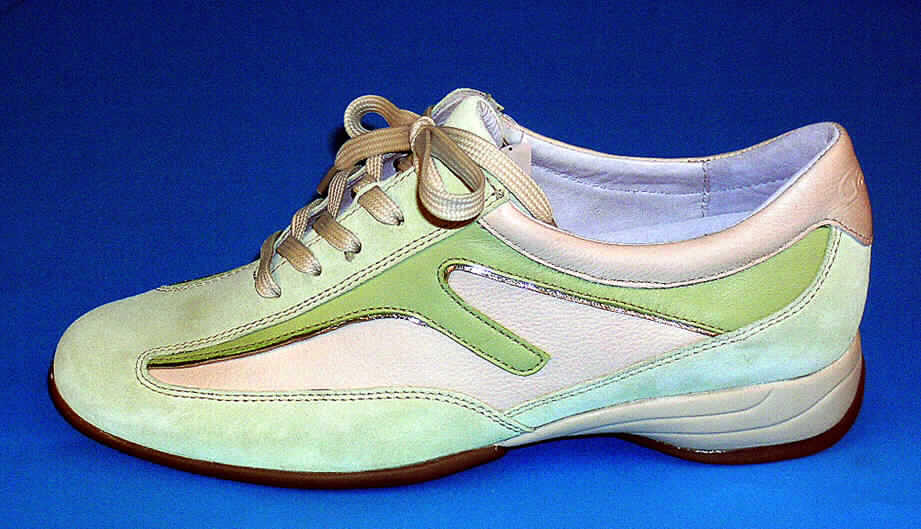 Freizeitschuhe (siehe Foto)
- mit Laufsohlen aus (lt. Antrag) Kautschuk,
- mit Oberteil (geschlossenes Blatt) aus Leder; auf das Oberteil sind an mehreren 
  Stellen Stücke aus Leder als Verstärkungsteile aufgesetzt,
- mit Schnürverschluss,
- ohne Metallschutz in der Vorderkappe,
- nicht den Knöchel bedeckend,
- mit einer Länge der Innensohle von mehr als 24 cm,
- mit 3,2 cm hohem Absatz,
- für Frauen,
- nach Schnitt und insbesondere wegen der Ausstattung mit einem hohen Absatz nicht für 
  Sportzwecke geeignet