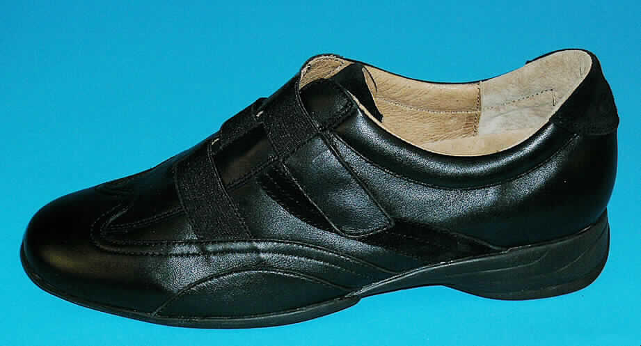 Freizeitschuhe (siehe Foto)
- mit Laufsohlen aus (lt. Antrag) Kautschuk,
- mit Oberteil (geschlossenes Blatt) aus Leder; auf das Oberteil sind an mehreren 
  Stellen Stücke aus Leder als Verstärkungsteile aufgesetzt,
- mit drei elastischen, 2 cm breiten, quer über den Spann verlaufenden Bändern mit 
  Klettverschlussenden ausgestattet,
- ohne Metallschutz in der Vorderkappe,
- nicht den Knöchel bedeckend,
- mit einer Länge der Innensohle von mehr als 24 cm,
- mit 3,2 cm hohem Absatz,
- für Frauen,
- insbesondere wegen der Ausstattung mit einem hohen Absatz und mit einer 
  elastischen Verschlussvorrichtung, die nicht die erforderliche Stabilität für den Fuß 
  im Schuh gewährleistet, nicht für Sportzwecke geeignet