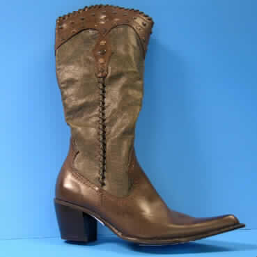 Freizeitstiefel, lt. Antrag: Stiefel Art. 8220085, siehe Foto, 
- mit Laufsohlen aus (lt. Antrag) Kautschuk, 
- mit Oberteil (geschlossenes Blatt) aus Kunststoff (Spinnststoff mit einer 
  mit bloßem Auge wahrnehmbaren Außenschicht aus Kunststoff),
- mit Verstärkungsteilen aus Kunststoff, 
- mit Reißverschluss,
- ohne Metallschutz in der Vorderkappe, 
- den Knöchel bedeckend.