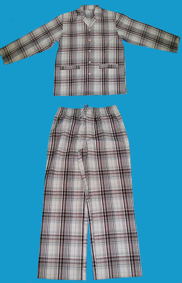 Schlafanzug für Männer, sog. Herren-Pyjama, Größe M, s. Abb.;
- aus 0,3 mm dicken, buntgewebten Geweben (weinrot-beige-grau-kariert) aus lt. Antrag 
  100% Baumwolle,
- nach Schnitt (weit geschnitten), Ausstattung (angesetzte, gerade Blenden an den 
  Taschen sowie Gestaltung der Eingriffsöffnung der Hose) und Material erkennbar dazu 
  bestimmt, ausschließlich oder im wesentlichen als Nachtkleidung im Bett getragen zu 
  werden,
- Oberteil: 
-- mit halsnahem Reverskragen,
-- mit langen Ärmeln, an den Ärmelenden gesäumt,
-- vorn mit durchgehender Öffnung mit Knopfverschluss von links über rechts (Männer- 
   kleidung),
-- mit zwei aufgesetzten Taschen unterhalb der Taille,
-- über den Schritt reichend (Rückenlänge: 75 cm),
-- am unteren Rand gesäumt,
- lange Hose: 
-- in der Taille abschließend, mit einem elastischen Taillenbund, mit einem
   eingezogenen flachen Band,
-- unterhalb des Taillenbundes vorn mit einer Öffnung mit einem verdeckten Knopfverschluss
   von links über rechts, 
-- mit knöchellangen, weiten Hosenbeinen, an den Beinabschlüssen gesäumt.
