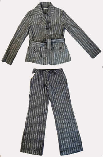 Kombination für Frauen, bestehend aus Jacke (Blazer) und langer Hose, sog. 
Damenkombination (Espco Order No. 229451 + 229452), Größe 38, siehe Foto,
- für den Einzelverkauf aufgemacht,
- aus 1 mm dicken, buntgewebten Geweben aus lt. ergänzenden Antragsangaben 65 % Poly-
  ester (synthetische Chemiefasern) und 35 % Wolle; vollständig aus ein und demselben 
  Flächenerzeugnis hergestellt und gleich in Struktur, Stil, stofflicher Zusammensetzung, 
  Farbe und Größe,
- erfüllt die Voraussetzungen zur Einreihung als Kombination,
- Jacke: 
-- über die Taille reichend (Rückenlänge: 63 cm),
-- mit einem Umlegekragen, 
-- mit Schulterpassen,
-- vorn mit einer durchgehenden Öffnung, mit einem von rechts auf links überlappenden 
   Knopfverschluss (Frauenkleidung),
-- mit langen Ärmeln, an den Abschlüssen gesäumt,  
-- mit eingesetzten Taschen unterhalb der Taille,
-- tailliert und körpernah geschnitten; mit einem durchgehenden Rückenteil und zwei Vorder-
   teilen, somit nicht mit Außenseite aus vier oder mehr Teilen (Bahnen), damit kein 
   Kostüm (Hosenanzug) der Unterposition 6204 1300,
-- gefüttert, mit einem leichten Taftfutter,
-- in Taillenhöhe mit Gürtelschlaufen und Bindegürtel,
-- am unteren Rand gesäumt,
- lange Hose:
-- in der Taille abschließend, mit einem ca. 5 cm breiten, angesetzten Bund, mit Gürtel-
   schlaufen,
-- vorn mit einer Öffnung mit einem bis zum Bund reichenden Reißverschluss, mit Patte; 
   am Bund mit Knopfverschluss; von rechts auf links überlappend (Frauenkleidung),
-- gefüttert, mit einem leichten Taftfutter,
-- vorn und hinten mit eingesetzten Taschen,
-- mit knöchellangen Hosenbeinen, an den Beinabschlüssen gesäumt.