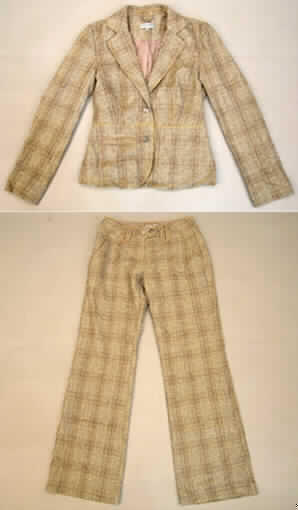 Kostüm (Hosenanzug) für Frauen, bestehend aus Jacke (Blazer) und langer Hose, sog. 
Damenkombination (Espco Order No. 229459 + 229461), Größe 36, siehe Foto,
- aus 0,8 mm dicken, buntgewebten Geweben aus lt. Antrag 70 % Polyester (synthetische 
  Chemiefasern) und 30 % Wolle; vollständig aus ein und demselben Flächenerzeugnis her-
  gestellt und gleich in Struktur, Stil, stofflicher Zusammensetzung, Farbe und Größe,
- erfüllt die Voraussetzungen zur Einreihung als Kostüm (Hosenanzug) der Unterposition
  6204 1300, daher keine Kombination der Unterposition 6204 2380,
- Jacke: 
-- über die Taille reichend (Rückenlänge: 59 cm),
-- mit einem Reverskragen, 
-- vorn mit einer durchgehenden Öffnung, mit einem von rechts auf links überlappenden 
   Knopfverschluss (Frauenkleidung),
-- mit langen Ärmeln, an den Abschlüssen gesäumt,  
-- mit einer eingesetzten Tasche unterhalb der Taille,
-- in sechs Bahnen gearbeitet, tailliert und körpernah geschnitten,
-- gefüttert, mit einem leichten Taftfutter,
-- am unteren Rand gesäumt,
- lange Hose:
-- in der Taille abschließend, mit einem ca. 5 cm breiten, angesetzten Bund, mit Gürtel-
   schlaufen,
-- vorn mit einer Öffnung mit einem bis zum Bund reichenden Reißverschluss, mit Patte; 
   am Bund mit Knopfverschluss; von rechts auf links überlappend (Frauenkleidung),
-- gefüttert, mit einem leichten Taftfutter,
-- vorn und hinten mit eingesetzten Taschen,
-- mit knöchellangen Hosenbeinen, an den Beinabschlüssen gesäumt.