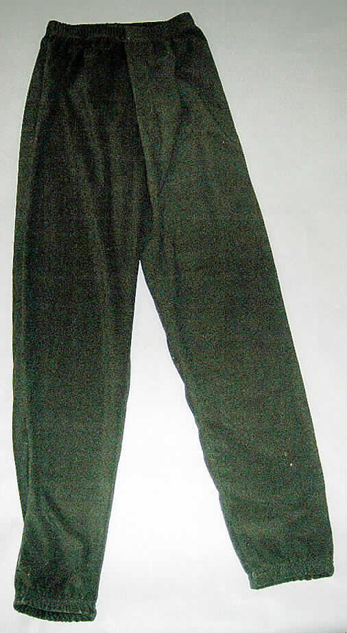 Lange Hose für Männer, sog. Unterhose Art 1461, Größe L, siehe Foto,
- aus ca. 1,3 mm dicken, einfarbigen, einseitig (Außenseite) gerauten Gewirken 
  aus lt. Antrag 100% Polyester (Chemiefasern),
- in der Taille abschließend; mit einem durchgehenden, elastischen Taillenbund,
- vorn unterhalb des Taillenbundes mit einer ca. 18 cm langen Eingriffsöffnung 
  mit Knopfverschluss mit Überlappung von links auf rechts (Männerkleidung),
- mit langen, bis zu den Knöcheln reichenden Hosenbeinen; an den Beinabschlüssen
  mit verengenden Bündchen mit sog. Gummilitze im Saum,
- kennzeichnet sich aufgrund der Ausstattung (keine Wäscheknöpfe, ohne 
  unterhosentypischen, erweiternden Einsatz vorn oder am Gesäß) und des 
  Verwendungszweckes (wird üblicherweise als Kälteschutzkleidung zum Wärmen 
  zwischen Unterwäsche und Oberkleidung getragen) nicht als Unterhose (Unterwäsche) 
  der Pos. 6107.