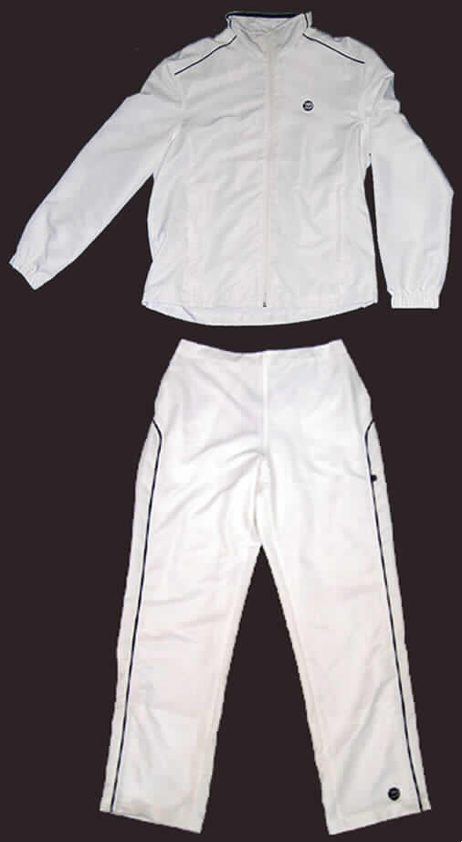 Trainingsanzug, sog. Tennis Anzug unisex, in Erwachsenengröße, siehe Foto;
- Oberteil und lange Hose (jeweils in einem Polybeutel) sind lt. Antrag gemeinsam in einem
  Karton verpackt,
- aus 0,3 mm dicken, einfarbigen Geweben aus lt. Antrag 100 % Polyester (synth. Chemief.),
- Außenseite aus ein und demselben Flächenerzeugnis; die aufgebrachten Verzierungen   
  (kontrastfarbene Paspelstreifen) wiederholen sich auf Oberteil und Hose in annähernd glei-
  chem Umfang sowie mit aufgedrucktem Firmenlogo (auf Oberteil und Hose gleich),
- gefüttert; nach allgemeinem Aussehen und Stoffbeschaffenheit erkennbar dazu bestimmt,
  ausschließlich oder im Wesentlichen bei der Ausübung eines Sports getragen zu werden 
  (keine Kombination),
- Oberteil: 
-- Rückenlänge: 71 cm; mit Stehkragen,
-- vorn mit durchgehender Öffnung mit Reißverschluss ohne Überlappung (unisex),
-- mit Taschen; mit langen Ärmeln mit elastischen, verengenden Abschlüssen; am unteren
   Rand mit einer Zugkordel verengt,
- lange Hose: 
-- in der Taille mit einem teilweise elastischem Taillenbund und Zugband; mit Taschen,
-- mit knöchellangen Hosenbeinen mit geraden Beinabschlüssen, seitlich mit Öffnungen mit 
   Reißverschluss.