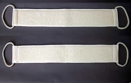 Wäsche zur Körperpflege, sog. Luffa-Rückenmassageband, siehe Foto,
- mit einer Länge von 62 cm und einer Breite von 10,5 cm,
- lt. Untersuchungsergebnis auf einer Seite aus 2,1 mm dicken Schlingengewirken 
  mit einem Grund aus synthetischen Chemiefasern und einer Schlingenoberfläche 
  aus 100 % Baumwolle (Frottierware) und der anderen Seite aus 1,5 mm dicken 
  Kuliergewirken aus 100 % Baumwolle,
- an den Längsseiten mit Gewebebändern eingefasst,
- an den Schmalseiten durch Umschlagen und Festnähen gesäumt und mit Halteschlaufen 
  aus geflochtenen Bindfäden versehen,
- mit einer Zwischenlage aus Schaumkunststoff,
- wird üblicherweise regelmäßig gewaschen,
- nach dem Umfang und in Bezug auf die Verwendung als Massageband zur Körperpflege 
  (Rückenmassage) sind die Schlingengewirke als charakterbestimmend anzusehen.