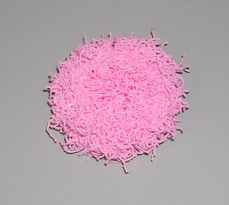 Schlingengewirke (lt. Antrag: "Haargummi, Artikel 94886-660"; siehe Foto)
- elastisch, schlauchförmig, aus Chemiefasern, nur geschnitten, nicht konfektioniert,
  mit einem Durchmesser von ca. 4 cm und einer Dicke von ca. 3 cm,
- in Anbetracht des textilen Charakters wird die Ware nicht vom Warenkreis der 
  Pos. 9615 erfasst.