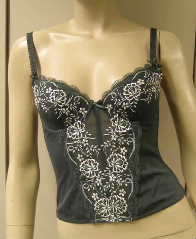 Büstenhalter, sog. Damen Corsage, PJN 51074, Größe 75 B, siehe Foto
- aus 0,3 mm dicken, netzartigen, durchscheinenden Gewirken aus laut Antrag 88 % Polyamid
  und 12 % Elasthan (Elastomergarn, beides synthetische Chemiefasern),
- im Bereich der Büstenteile und unterhalb der Büstenteile aus Stickereien aus laut
  Antrag 100 % Polyester (synthetische Chemiefasern),
- im Vorderteil dünn unterlegt,
- bis fast zur Taille reichend (Rückenlänge: 40 cm), vorn etwa 5 cm länger gearbeitet, 
- mit konvex ausgearbeiteten, gepolsterten Büstenteilen, 
- mit unter der Büste verlaufenden Formbügeln und über die Brustspitze verlaufenden Nähten,
  die die Einzelbrust unterstützen, formen und korrigieren,
- mit schmalen, elastischen, verstellbaren Trägern über den Schultern,
- im Rückenteil mit einer durchgehenden Öffnung mit Hakenverschluss,
- in der Art eines "Long-BH¿s" gearbeitet, mit längs eingearbeiteten Stäbchen,
- mit aufgenähten, kleinen Zierschleifen,
- am unteren Rand mit einem elastischen Abschluss,
- aufgrund des Materials (überwiegend aus sog. Miedertüll) und der Ausstattung nicht 
  erkennbar dazu bestimmt, als Oberkleidung getragen zu werden (somit keine Ware der 
  Position 6106).