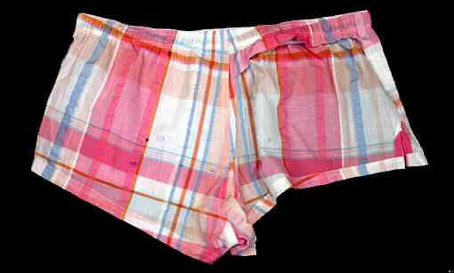 Zweiteilige Zusammenstellung (Hemdbluse und kurze Hose), sog. Damen-Shorty, Größe S, siehe Fotos; in gemeinsamer Aufmachung für den Einzelverkauf,
- aus 0,5 mm dicken, buntgewebten (weiß-blau-rosa kariert), gecrashten (sog. Seer- 
  sucker) Geweben aus lt. Antrag 100% Baumwolle,
- aufgrund des Materials, des Schnitts, der Ausstattung und des Gesamteindrucks nicht 
  erkennbar dazu bestimmt, ausschließlich oder im wesentlichen als Nachtkleidung im Bett 
  getragen zu werden, somit kein Schlafanzug, 
-- keine Kombination, da die Hemdbluse an zwei Stellen aufgebrachte Verzierungen aufweist,
  die sich auf der Hose nicht wiederholen (Stickerei in der Nähe des unteren Randes und am 
  Kragen mit kontrastfarbenen Paspeln verziert) und die Hose eine aufgebrachte Verzierung 
  aufweist (Zieretikett am Taillenbund), die sich auf der Hemdbluse nicht wiederholt, 
- kurze Hose: 
  in der Taille abschließend mit einem elastischen Taillenbund mit Zieretikett; ohne Öffnung 
  und ohne Verschluss, somit ohne Merkmale, die auf einen bestimmten Trägerkreis hinwei- 
  sen (unisex); mit kurzen Hosenbeinen, die nicht die Knie bedecken (Seitenlänge: 21 cm); 
  am unteren Rand durch Umschlagen und Festnähen gesäumt; mit 4 cm langen 
  Seitenschlitzen.