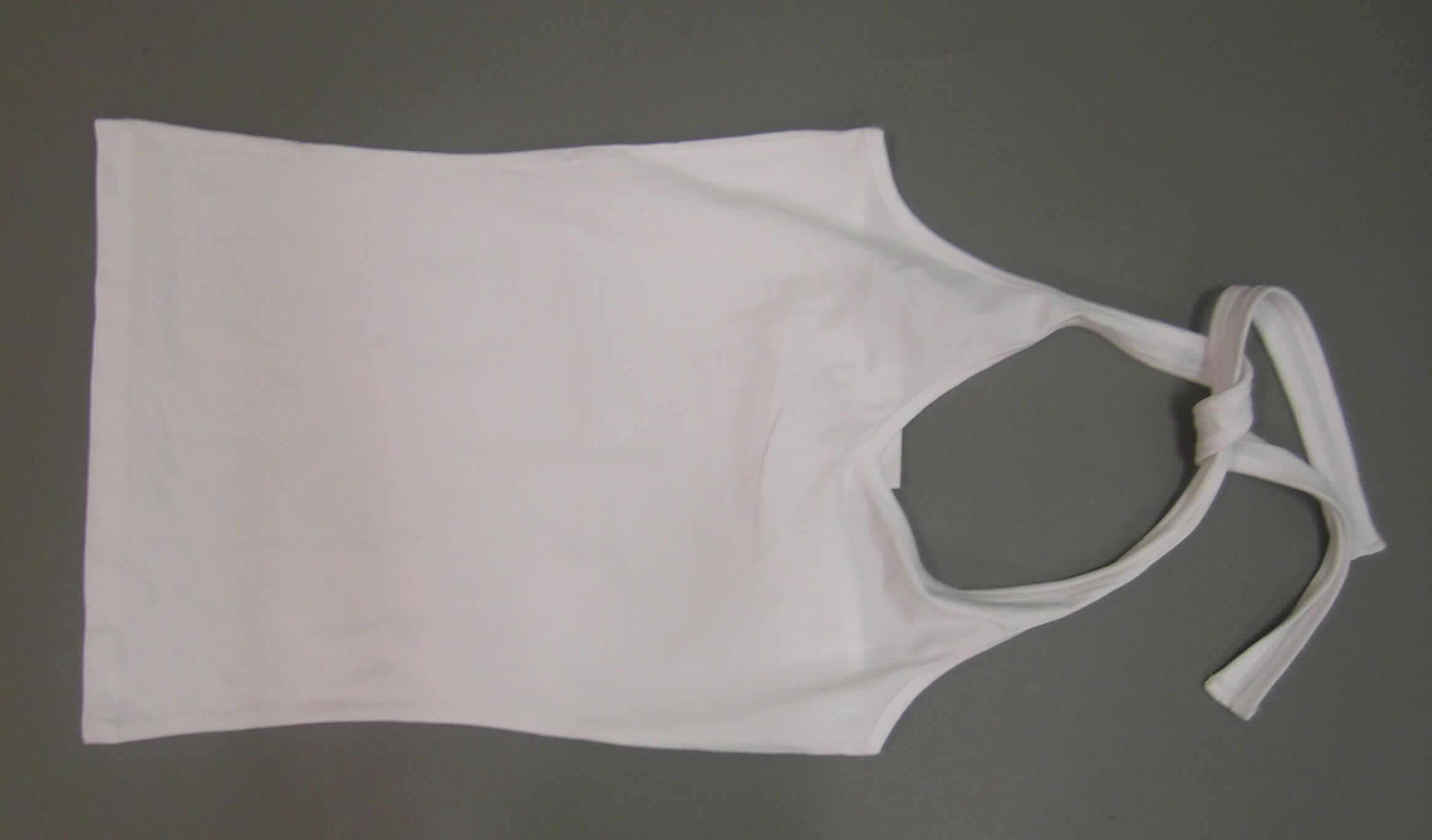 Modisches Unterhemd, sog. Women`s V-Neckholder Top, Artikel 1037, Größe L, 
- aus 0,6 mm dicken, einfarbigen Gewirken aus lt. Antrag 95 % Baumwolle und 5 % Elasthan
  (synthetische Chemiefasern),
- über die Taille reichend (Rückenlänge: 58 cm),
- mit Nackenträger, die im Nacken gebunden werden,
- schulterfrei,
- ohne Öffnung und ohne Verschluss,
- modisch gestaltet; wird unmittelbar auf der Haut getragen,
- am unteren Rand gesäumt.