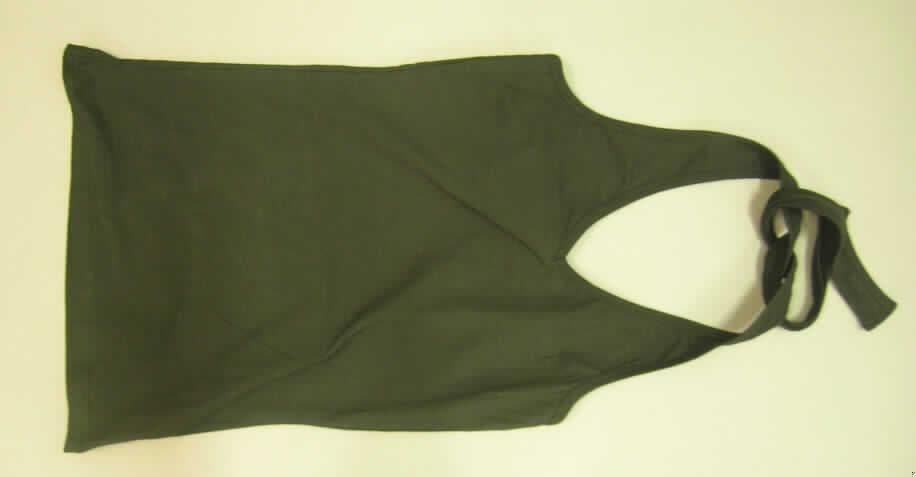Modisches Unterhemd, sog. Women`s V-Neckholder Top, Artikel 1037F, Größe L, 
- aus 0,6 mm dicken, einfarbigen Gewirken aus lt. Antrag 95 % Baumwolle und 5 % Elasthan
  (synthetische Chemiefasern),
- über die Taille reichend (Rückenlänge: 58 cm),
- mit Nackenträger, die im Nacken gebunden werden,
- schulterfrei,
- ohne Öffnung und ohne Verschluss,
- modisch gestaltet; wird unmittelbar auf der Haut getragen,
- am unteren Rand gesäumt.