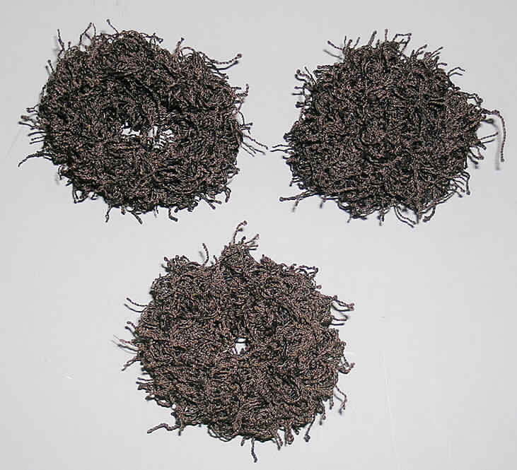 Schlingengewirke (lt. Antrag: "Franzosenzopfgummi; siehe Foto)
- elastisch, schlauchförmig, aus Chemiefasern, nur geschnitten, nicht konfektioniert, mit
  einem Durchmesser von ca. 8 cm und einer Dicke von ca. 5 cm,
- in Anbetracht des textilen Charakters wird die Ware nicht vom Warenkreis der 
  Pos. 9615 erfasst.