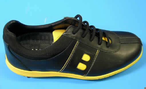 Sportschuhe, siehe Foto,
- mit Laufsohlen aus (lt. Antrag) Kautschuk,
- mit 8 stollenähnlichen Vorrichtungen,
- mit Oberteil (geschlossenes Blatt) aus (lt. Antrag) Leder
  (den größten Teil der Außenfläche bildend) und Spinnstoff,
- mit Verstärkungsteilen aus Leder und Spinnstoff,
- mit Schnürsenkelverschluss (5 Ösenpaare),
- zur Ausübung einer Sportart (Golf) bestimmt.