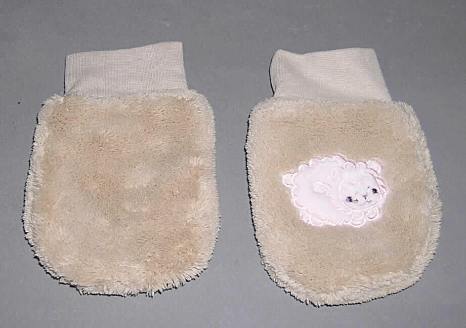 Handschuhe für Kleinkinder, sog. Fäustlinge, siehe Abbildung,
- aus einfarbigen Plüschgewirken aus lt. Antrag synthetischen Chemiefasern,
- in Form von Fausthandschuhen, jedoch ohne ausgeformten Daumen, mit einer Handlänge 
  (ohne Rand) von 10 cm,
- am Handgelenk mit einem verengenden Rand,
- durchgehend gefüttert,
- mit Applikationsstickereien verziert,
- aufgrund der Form (ohne ausgearbeiteten Daumen) und der Größe erkennbar 
  Bekleidungszubehör für Kleinkinder.