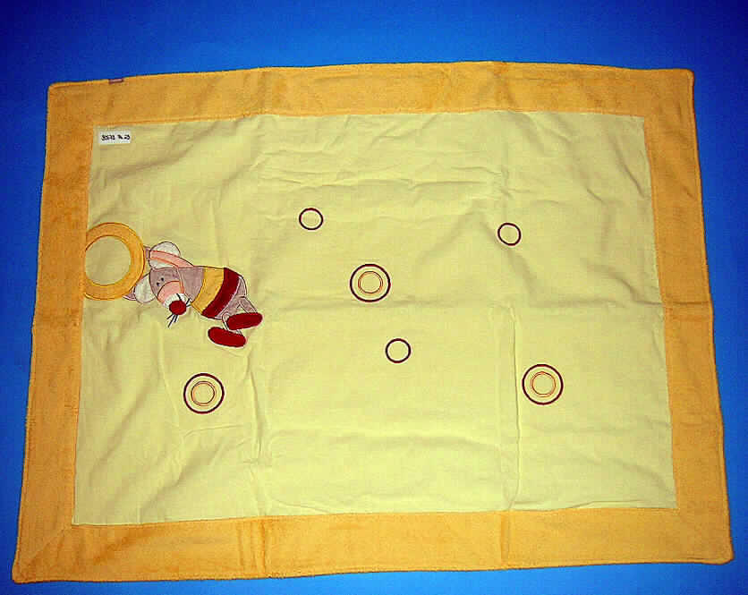 Decke, sog. Decke Maus Art 90679, siehe Foto,
- rechteckig, in den Abmessungen: 74 cm x 99 cm,
- bestehend aus zwei aufeinanderliegenden, an den Randstreifen miteinander vernähten
  Spinnstofflagen aus lt. Antrag 100% Baumwolle (somit konfektioniert), 
  -- mit einer die Schauseite bildenden Lage aus überwiegend 0,5 mm dicken, einfarbigen
     Geweben und einem ca. 8 cm breiten Rand aus 2,1 mm dicken, einfarbigen 
     Schlingengeweben (Frottierware), 
  -- sowie einer unteren Lage aus Schlingengeweben des gleichen Materials,
- mit Applikationen aus Frottierware (Maus mit Ring) und aufgestickten Kreisen,
- ohne elektrische Heizvorrichtung,
- nicht gepolstert (somit keine Bettausstattung der Pos 9404),
- kennzeichnet sich nach Ausstattung und Verwendungszweck als Decke, somit kein 
  Handtuch (Wäsche zur Körperpflege) der Pos. 6302,
- nicht handgearbeitet.