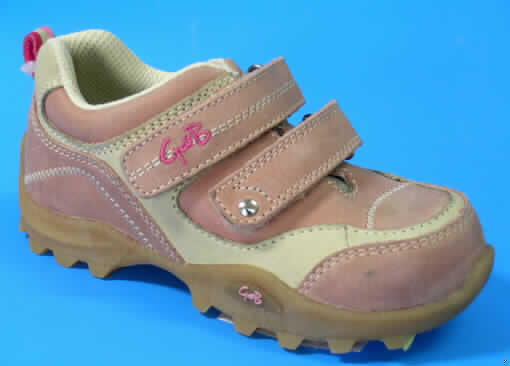 Freizeitschuhe für Kinder, siehe Foto,
- mit Laufsohlen (lt. Antrag) aus Kunststoff, 
- mit Oberteil (geschlossenes Blatt) aus Leder,
- mit Zubehörteilen aus Spinnstoff,
- mit zwei Klettverschlüssen ausgestattet,
- ohne Metallschutz in der Vorderkappe,
- nicht den Knöchel bedeckend,
- mit einer Länge der Innensohle von weniger als 24 cm, 
- aufgrund der Gesamtkonzeption und Ausstattung nicht für eine sportliche Betätigung 
  geeignet.