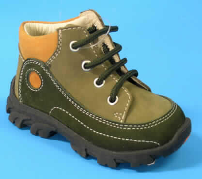 Freizeitschuhe für Kinder, siehe Foto,
- mit Laufsohlen aus (lt. Antrag) Kunststoff,
- mit Oberteil (geschlossenes Blatt) aus Leder,
- ohne Metallschutz in der Vorderkappe,
- den Knöchel, jedoch nicht die Wade bedeckend (nicht über die dickste Stelle der Wade 
  hinausreichend),
- mit einer Länge der Innensohle von weniger als 24 cm,
- mit Schnürsenkelverschluss,
- nach der Gesamtkonzeption und Ausstattung nicht für eine sportliche Betätigung geeignet.