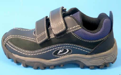 Freizeitschuhe für Kinder, siehe Foto,
- mit Laufsohlen (lt. Antrag) aus Kunststoff, 
- mit Oberteil (geschlossenes Blatt) aus Leder (den größten Teil der Außenfläche bildend),
  Kunststoff (Spinnstoff mit einer mit bloßem Auge wahrnehmbaren Außenschicht aus 
  Kunststoff) und Spinnstoff,
- mit zwei Klettverschlüssen ausgestattet,
- ohne Metallschutz in der Vorderkappe,
- nicht den Knöchel bedeckend,
- mit einer Länge der Innensohle von weniger als 24 cm, 
- aufgrund der Gesamtkonzeption und Ausstattung nicht für eine sportliche Betätigung 
  geeignet.