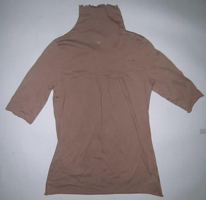 Unterziehpulli, sog. Art. 77 CA 235 2527, Größe S, siehe Abbildung;
- aus 0,5 mm dicken, leichten, einfarbigen, feinmaschigen Gewirken aus lt. Antrag 
  100 % Baumwolle; mit mehr als 12 Maschen in jeder Richtung je linearen Zentimeter,
- mit einem enganliegenden Rollkragen, am Kragenrand mit einer Überwendlichnaht 
  gesäumt, der Rand ist gekräuselt; aufgrund des Rollkragens kein Kleidungsstück der 
  Position 6109,
- ohne Öffnung und ohne Verschluss,
- mit kurzen, enganliegenden Ärmeln, am Abschluss lediglich geschnitten,
- enganliegend gearbeitet (Brustumfang: 80 cm),
- im Vorderteil im Brustbereich mit einer quer verlaufenden Naht, unterhalb der Naht
  leicht gerafft,
- über die Taille reichend (Rückenlänge: 63 cm),
- im Bereich der linken Naht unten mit einer Stickerei verziert,
- am unteren Rand lediglich geschnitten,
- erfüllt aufgrund des Schnitts und der Materialbeschaffenheit des Gewirkes die 
  Voraussetzungen zur Einreihung als Unterziehpulli.