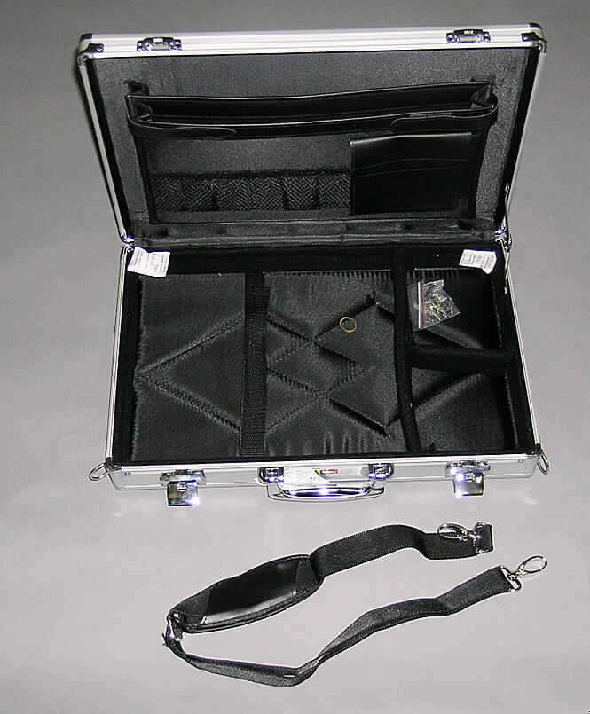 Aktenkoffer, sog. Laptopkoffer, siehe Photo,
- mit einer Außenseite aus einer Aluminiumschicht, die eine dünne Lasur aufweist und 
  und auf einer Unterkonstruktion aus entsprechend zugeschnittenen Holzfaserplatten   aufgebracht ist,
- Rahmen aus Aluminium, Eckverstärkungen aus unedlen Metallen,
- innen mit Kunststoff gefüttert,
- mit einem Bügeltragegriff und abnehmbaren Tragegurt,
- mit den Abmessungen 47 x 31 x 9 cm,
- mit zwei Schlössern (Bügelverschluß),
- auf der Innenseite des Deckels mit diversen Schlaufen und Einsteckfächern in 
  verschiedenen Formaten ausgestattet,
- mit verstellbaren Stegen.