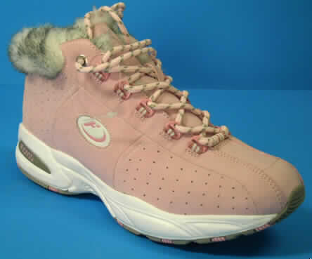 Freizeitschuhe, siehe Foto,
- mit Laufsohlen aus Kunststoff (lt. Antrag),
- mit Oberteil (geschlossenes Blatt) aus Kunststoff (Spinnstoff mit einer mit dem bloßen 
  Auge wahrnehmbaren Außenschicht aus Kunststoff),
- mit Schnürsenkelverschluss,
- mit Futter aus Plüschgewirke,
- ohne Metallschutz in der Vorderkappe,
- den Knöchel bedeckend.