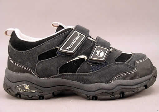 Trainingsschuhähnliche Schuhe für Kinder (lt. Antrag TREKKING JR DV), siehe Foto, 
- mit Laufsohlen aus (lt. Antrag) Kautschuk, 
- mit Oberteil (geschlossenes Blatt) aus Leder (den 
  größten Teil der Außenfläche bildend) und Kunststoff,
- mit Verstärkungsteilen aus Leder, Spinnstoff und Kunststoff (Spinnstoff mit
  einer mit bloßem Auge wahrnehmbaren Außenschicht aus Kunststoff),
- mit zwei Klettverschlüssen,
- nicht mit Dornen, Krampen, Klammern, Stollen oder ähnlichen Vorrichtungen versehen 
  oder für deren Anbringung hergerichtet (= keine Sportschuhe), 
- ohne Metallschutz in der Vorderkappe, 
- nicht den Knöchel bedeckend, 
- mit einer Länge der Innensohle von weniger als 24 cm, 
- mit einem cif-Preis je Paar (lt. Antrag) von weniger als 9 EURO.