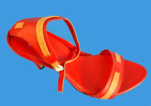 Freizeitschuhe für Frauen - siehe Bild
- mit Laufsohlen aus Leder (lt. Antrag),
- mit Oberteil aus Leder (lt. Antrag),
- nicht den Knöchel bedeckend,
- nicht mit geschlossenem Blatt,
- mit einer größten Höhe des Absatzes (einschließlich der Sohle) von mehr als 3 cm.