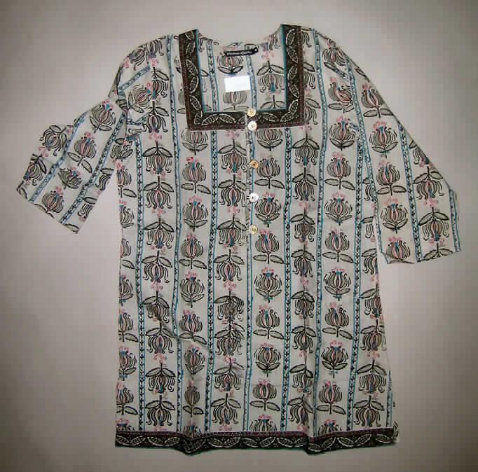 Kleid, sog. Kurta "Indira", Artikel 20 92-605, Größe M, 
- aus 0,3 mm dicken, bunt bedruckten Geweben aus laut Antrag 100% Baumwolle; nicht
  nach dem Batik-Verfahren handbedruckt,
- über die Mitte der Oberschenkel reichend (Rückenlänge: 93 cm); kann aufgrund der Länge
  ohne ein weiteres, den Unterkörper bedeckendes Kleidungsstück getragen werden,
- mit einem halsfernen, rechteckigen Halsausschnitt, 
- vorn mit einer bis zur Taille reichenden schlitzförmigen Öffnung, die mit einem Knöpfen und
  Schlaufen von rechts über links geschlossen wird (Frauenkleidung),
- mit 3/4-langen Ärmeln,
- mit zwei eingesetzten Seitentaschen,
- am unteren Rand gesäumt; mit 18 cm hoch reichenden Seitenschlitzen.