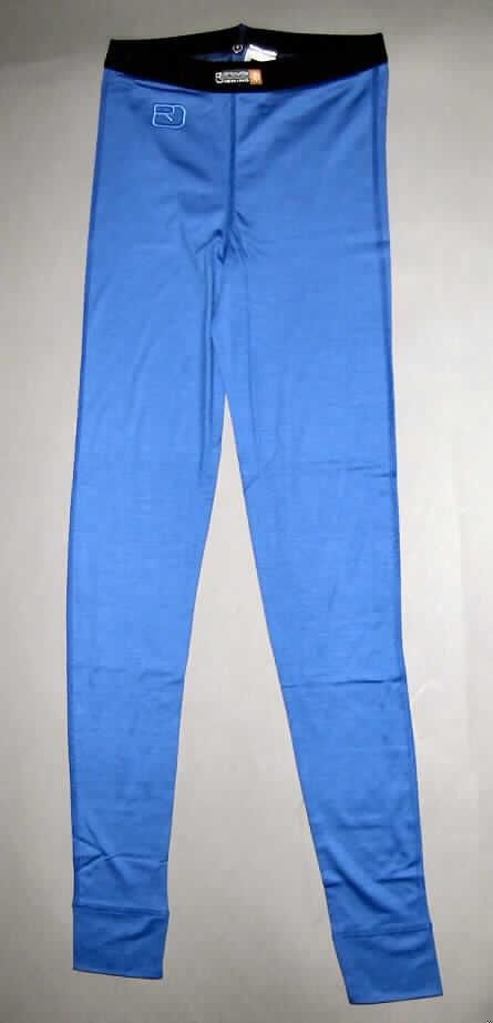 Lange Unterhose, sog. Merino 185 Long Pants - W (Art. 08444), Größe S, siehe Foto,
- aus 0,6 mm dicken, einfarbigen Gewirken aus lt. Antrag 100 % Wolle,
- in der Taille abschließend, mit einem 3 cm breiten, elastischen Taillenbund,
- ohne Öffnung und ohne Verschluss; ohne Merkmale, die auf einen bestimmten Trägerkreis 
  (Männer oder Frauen) hinweisen (unisex),
- im Schritt mit eingesetztem Zwickel; ohne Schrittfutter,
- mit Nähten an den Beininnenseiten, somit keine Strumpfhose ohne Fuß,
- mit knöchellangen Hosenbeinen, an den Abschlüssen mit doppelt gearbeiteten Bündchen,
- alle Nähte als flache Überwendlichnähte gearbeitet,
- kennzeichnet sich aufgrund des Materials, des Schnitts und der Ausstattung als lange Unterhose.