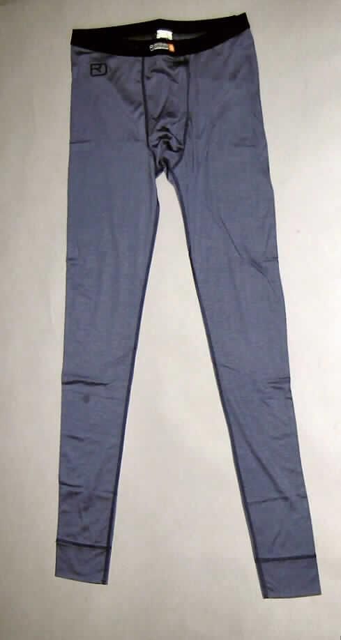Lange Unterhose für Männer, sog. Merino 185 Long Pants - M (Art. 08424), Größe L, siehe Foto,
- aus 0,6 mm dicken, einfarbigen Gewirken aus lt. Antrag 100 % Wolle,
- in der Taille abschließend, mit einem etwa 3,5 cm breiten, elastischen Taillenbund,
- ohne Öffnung und ohne Verschluss,
- aufgrund des anatomischen Schnitts (im vorderen Bereich mit einem erweiternden Einsatz) 
  als Männerkleidung erkennbar,
- mit knöchellangen Hosenbeinen,
- an den Beinabschlüssen mit angesetzten, verengenden Bündchen,
- aufgrund des Materials, des Schnitts und der Ausstattung (u. a. flache Überwendlichnähte) 
  keine lange Hose der Position 6103.