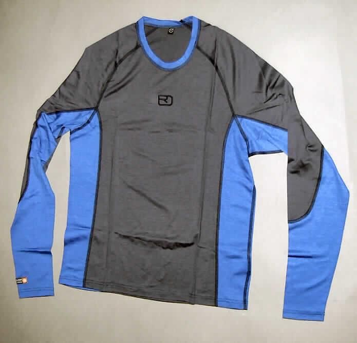 T-Shirt, sog. Pullover "M185 Long Sleeve-M-R" (Art. 08420), Größe L, siehe Foto,
- aus verschiedenen 0,6 mm dicken (somit leichten), einfarbigen Gewirken aus lt. Antrag 100 % Wolle,
- über die Taille reichend (Rückenlänge: 68 cm),
- mit einem runden, leicht halsfernen Ausschnitt mit einer schmalen, gewirkten Randeinfassung,
- ohne Öffnung und ohne Verschluss,
- mit langen, enganliegenden Ärmeln,
- am unteren, geraden Rand durch Umschlagen und Festnähen gesäumt,
- aufgrund der Gewirkedicke (leicht) und des Fehlens pullovertypischer Merkmale (z. B. Rollkragen 
  oder Verengung am unteren Rand) kein Pullover der Position 6110.