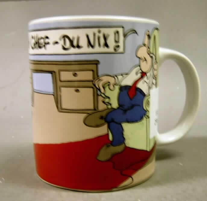 Keramisches Geschirr, sog. Tasse mit Sound, Kat. 2315, verpackt in einer teilweise offenen, bedruckten Verkaufsaufmachung mit Halterung aus Pappe, siehe Fotos, 
- zusammengesetzte Ware, bestehend aus:
- - einer glasierten, becherartigen Tasse mit Henkel aus Keramik, 
- - - außen mit einem Motiv und dem Spruch "Ich Chef - Du nix" bedruckt, 
- - - mit einer Höhe von ca. 9,5 cm und einem Durchmesser (oben) von ca. 8 cm, 
- - - keramisches Erzeugnis, nach der Formgebung gebrannt, tonmineralhaltiges Material 
      enthaltend, 
- - - nach dem Ergebnis der augenscheinlichen Untersuchung handelt es sich um Steinzeug
      (beigefarbener Scherben, nicht ritzbar, nicht lichtdurchlässig, nicht an der Zunge haftend,
      inhomogene Bestandteile mit dem bloßen Auge nicht wahrnehmbar), 
- - einem Tonwiedergabegerät, eingearbeitet in den Boden der Tasse, das den auf der Tasse 
    gedruckten Spruch in Sprache wiedergibt, 
- - - abgedeckt mit einer harten Kunststoffscheibe, die mit der Keramik so verklebt ist, dass 
      in den Boden der Tasse nichts eindringen kann (die Tasse ist abwaschbar),
- nach Umfang und insbesondere im Hinblick auf die Verwendung bestimmt die Tasse aus 
  Keramik den wesentlichen Charakter der zusammengesetzten Ware,
- das eingebaute Tonwiedergabegerät beeinträchtigt nicht den Gebrauch als Geschirr zum
  Tisch- oder Küchengebrauch,
- keine Ware der Position 9505, da die Ware einen Gebrauchswert aufweist,
- verpackt in einer handelsüblichen Verkaufsumschließung.
