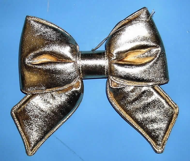 Andere konfektionierte Spinnstoffware, sog. kleine Fertigschleife aus Polyester zum Hängen, 
siehe Foto,
- aus 0,5 mm dicken Gewirken mit metallisiertem Farbaufstrich (Meterware der Position 5907); 
  mit Schaumkunststoff gepolstert,
- zu einer Schleife zusammengelegt und mit einem Ring aus Kunststoff zusammengehalten 
  (somit konfektioniert); ca. 24 cm breit und ca. 20 cm hoch, 
- mit einer Aufhängevorrichtung,
- hinsichtlich des Gesamteindrucks bestimmen die Gewirke den Charakter der Ware,
- aufgrund der fehlenden Raum bezogenen Funktion keine Ware zur Innenausstattung der 
  Position 6304.
