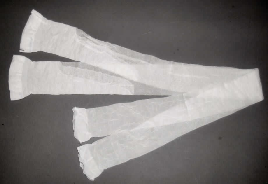 Teile von Bekleidungszubehör, sog. Strumpfhosenrohlinge (=Strumpfhosenlängen), 
- aus Gewirken aus (lt. ergänzenden Antragsangaben) synthetischen Chemiefasern,
- zwei ca. 115 cm lange Schlauchgewirke, 
- an einem Ende umgeschlagen und festgenäht (somit konfektioniert),
- die Rohlinge werden im oberen Bereich aufgeschnitten und mit einem Zwickel
  (nicht Gegenstand der vZTA) zu Strumpfhosen zusammengefügt,
- da die Teile im vorliegenden Zustand noch nicht die wesentlichen Beschaffen-
  heitsmerkmale einer fertigen Strumpfhose aufweisen und die noch notwendigen
  Arbeitsgänge über ein Zusammensetzen hinausgehen, sind die Teile nicht 
  wie die fertige Ware einzureihen.
