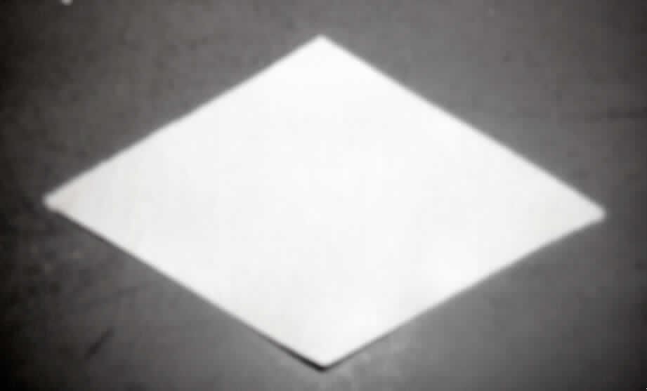 Teil von Bekleidungszubehör, sog. Zwickel, siehe Foto, 
- aus Gewirken aus Spinnstoffen,
- rautenförmig, mit einer Seitenlänge von ca. 8 cm (somit konfektioniert), 
- der Zwickel wird mit aufgeschnittenen Strumpfhosenrohlingen zu Strumpfhosen
  zusammengefügt,
- stellt sich aufgrund der Schnittform und des Materials als erkennbares Teil
  einer Strumpfhose dar.
